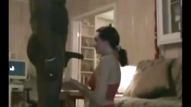 XXX hiçbir kayıt Evde guzelsikis masanın altında