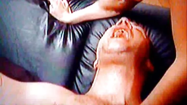 XXX hiçbir kayıt Sapık satmak için ona kaynana sikişi lanet izlerken seviyor